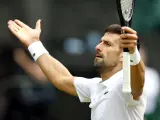 Novak Djokovic, celebra un punto en las semifinales de Wimbledon ante Musetti.