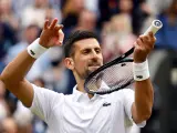 Novak Djokovic celebra su pase a la final de Wimbledon.