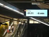Una de las nuevas pantallas informativas del metro de Barcelona.