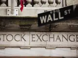 Un signo de la calle Wall Street en frente de la Bolsa de Valores de Nueva York