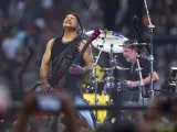El bajista de Metallica, Robert Trujillo, durante su actuación este viernes en el estadio Metropolitano de Madrid.