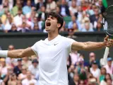Alcaraz celebra una victoria en Wimbledon 2024