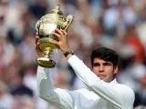 Carlos Alcaraz posa con el trofeo de Wimbledon tras arrollar a Djokovic en su segunda final consecutiva.