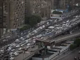 Varios coches en una carretera de El Cairo, Egipto.