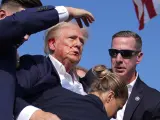 El expresidente Donald Trump es evacuado por el Servicio Secreto estadounidense tras ser herido en un intento de asesinato.