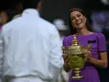 Kate Middleton entrega el trofeo de Wimbledon a Carlos Alcaraz.