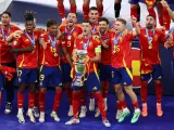 Los jugadores de la selecci&oacute;n espa&ntilde;ola celebran la Eurocopa.