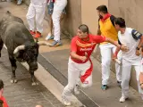 Los mozos perseguidos por los toros de la ganadería sevillana de Miura.