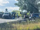 Los bomberos trabajando en el accidente de Cassà de la Selva.