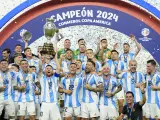 Jugadores de Argentina celebran con el trofeo tras derrotar a Colombia en la final de la Copa América de fútbol en Miami Gardens, Florida, el lunes 15 de julio de 2024.