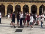 Arrancan la bandera de España a una mujer en San Sebastián.