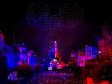 Cabeza gigante de Mickey Mouse sobre el Castillo de la Bella Durmiente.