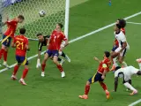 Dani Olmo salva un gol de Inglaterra sobre la l&iacute;nea en el &uacute;ltimo minuto de la final.