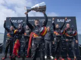 En esta foto proporcionada por SailGP, el equipo español SailGP, timoneado por Diego Botín, celebra en el escenario tras ganar la SailGP Season 4 Grand Final en San Francisco, el domingo 14 de julio de 2024.
