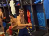 El futbolista del Barça ha compartido la celebración en el vestuario con sus miles de seguidores y ha cazado a Dani Olmo desnudo mientras se cambiaba de ropa.