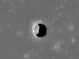 Imagen tomada por el satélite LRO del gran pozo lunar situado en el Mar de la Tranquilidad.