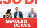 La presidenta del PSOE, Cristina Narbona, el presidente del Gobierno, Pedro S&aacute;nchez, y el secretario de organizaci&oacute;n, Santos Cerd&aacute;n.