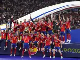 La selección española levanta su cuarta Eurocopa.