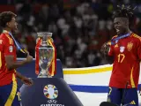 Lamine Yamal y Nico Williams, felices con su medalla de oro.