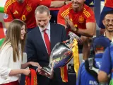 El rey Felipe VI felicitó a la selección española de fútbol que este domingo se proclamó campeona de Europa al derrotar a Inglaterra por 2-1 y destacó que "toda España" está orgullosa del equipo que entrena Luis de la Fuente.