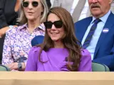 La princesa de Gales, Kate Middleton, salió solo por segunda vez del retiro en el que vive tras ser diagnosticada de cáncer para presenciar en directo la exhibición de tenis con la que el español Carlos Alcaraz se llevó su segundo trofeo de Wimbledon, que ella misma le entregó.