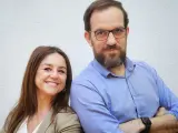 Paula Gonzalo y César G. Antón, escritores bajo el pseudónimo Arden Montag.