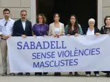 Autoridades, agentes de cuerpos policiales y vecinos de Sabadell y de Salou han guardado este lunes un minuto de silencio por dos asesinatos machistas.