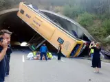 Un autobús ha volcado en la entrada de un túnel de Pineda de Mar (Barcelona), lo que ha provocado que se haya cortado la autopista C-32 en sentido norte.