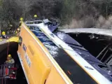 Un autobús ha sufrido un aparatoso accidente en la entrada de un túnel de Pineda de Mar (Barcelona). En el interior del vehículo había 60 personas a bordo y los bomberos han conseguido rescatar a todos los pasajeros.