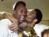 Kobe Bryant besa a su padre, Joe Bryant.