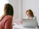 Un médico explica los resultados a la paciente.