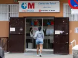 Una mujer entra al Centro de Salud de Abrantes, a 25 de abril de 2024, en Madrid (Espa&ntilde;a).