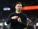 Xabi Alonso aparta a Azmoun.