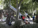 Toboganes de gran altura en la zona de juegos infantiles en la Plaza de España.