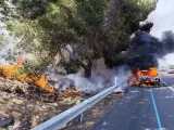 Coche incendiado en la AP-7 en Vilafranca.