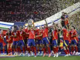 &Aacute;lvaro Morata (c) levanta el de la Eurocopa, tras vencer a Inglaterra este domingo en el Estadio Ol&iacute;mpico de Berl&iacute;n.