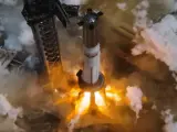 El cohete Super Heavy enciende sus 33 motores Raptor durante una prueba de fuego estática.