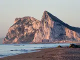 El peñón de Gibraltar visto desde Cádiz.