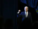 El presidente Joe Biden sube al escenario para hablar durante la convención nacional de la NAACP el martes 16 de julio de 2024, en Las Vegas.
