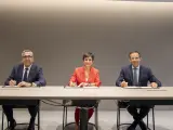 La ministra de Vivienda, Isabel Rodríguez, junto al presidente del ICO, José Carlos García (izda.), y al director de Negocio de Caixabank, Jaume Masana (dcha.).