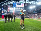 La cantante Ingrid Andress interpretando el himno de EEUU en la MLB.