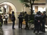 La Policía tailandesa en el hotel donde ha tenido lugar el suceso.