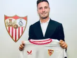 Saúl posa con la camiseta del Sevilla FC.