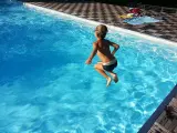 Un niño bañándose en una piscina.