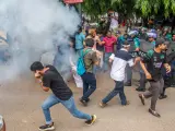 l Gobierno de Bangladés ordenó el cierre indefinido de todos los colegios y universidades desde este miércoles, tras los enfrentamientos que se vivieron ayer durante las protestas estudiantiles en los que murieron seis personas y casi doscientas resultaron heridas.