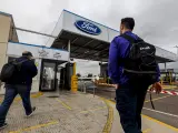 Un operario de Ford, en el acceso a la fábrica de la factoría valenciana.