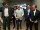 El alcalde de Barcelona, Jaume Collboni (c), a su llegada a la jornada 'Barcelona, ciudad abierta al deporte'.