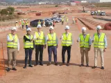 Maz&oacute;n y el alcalde, este jueves, en una visita a las obras junto a directivos de PowerCo.