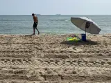 Una persona pasea por una de las tres playas reabiertas este jueves.