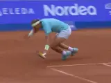 Rafa Nadal cae al suelo en el ATP 250 de Bastad.